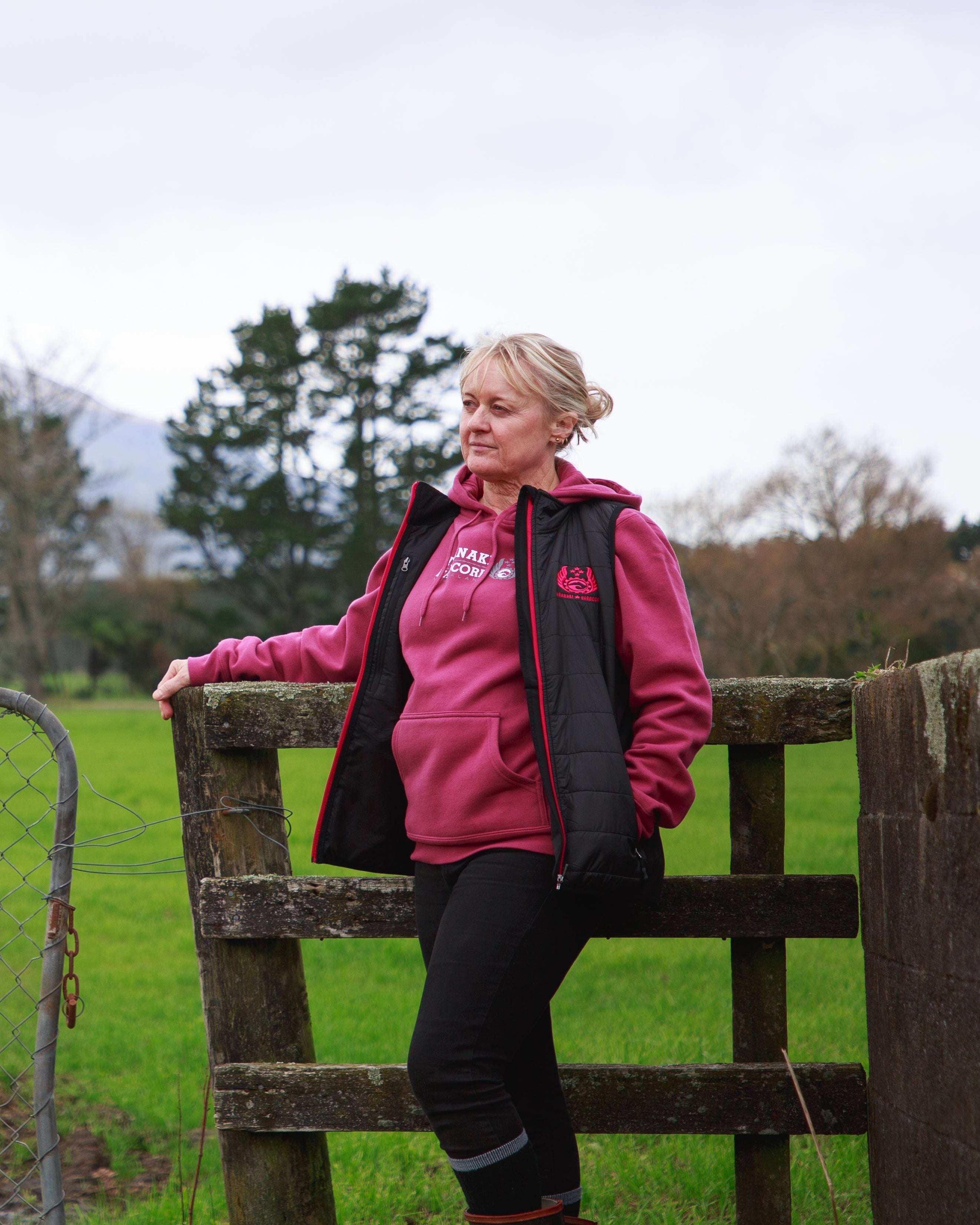 Womens Fleece Wings Vest - Black/Pink